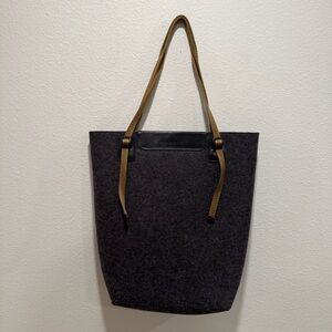 Stylish Gray Tote Bag with Tan Straps